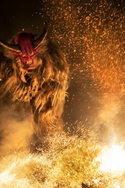 Tarvisio, İtalya. 5 Aralık 2018. Tarvisio, İtalya gecede bir sergide Krampus maskeli