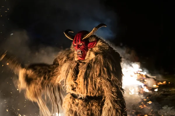 Tarvisio, İtalya. 5 Aralık 2018. Tarvisio, İtalya gecede bir sergide Krampus maskeli
