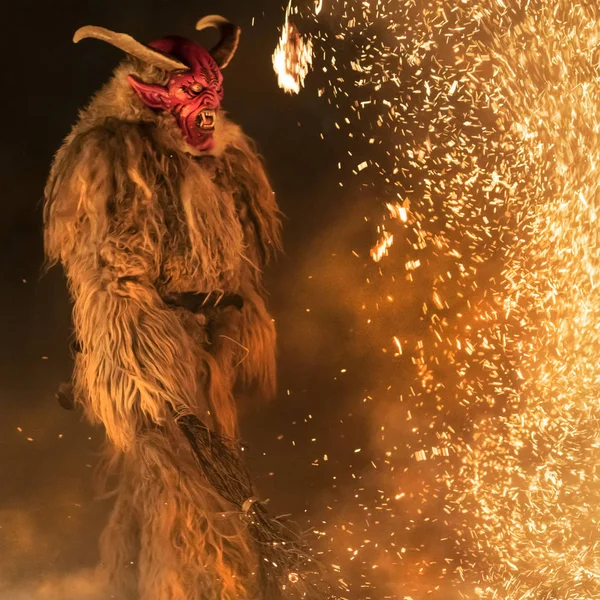 Tarvisio, İtalya. 5 Aralık 2018. Tarvisio, İtalya gecede bir sergide Krampus maskeli
