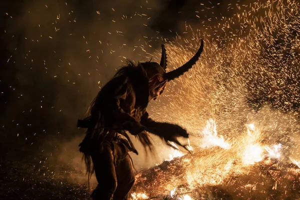 Tarvisio, İtalya. 5 Aralık 2018. Gece bir sergide Krampus maskeli 