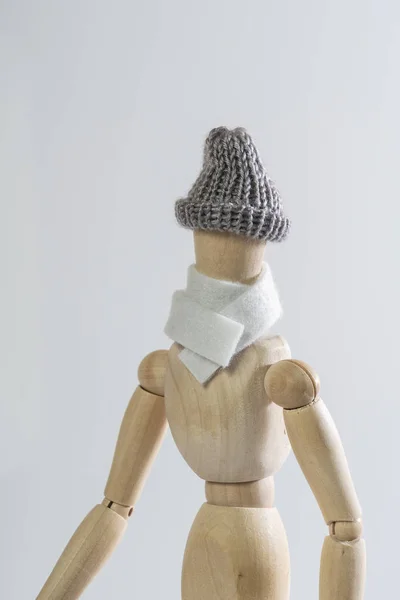 Eine Holzpuppe Mit Schal Und Mütze Sitzt Auf Einem Verzierten — Stockfoto