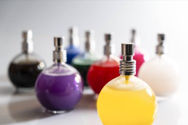 sıvı içeren bazı cam şişelerde renkli