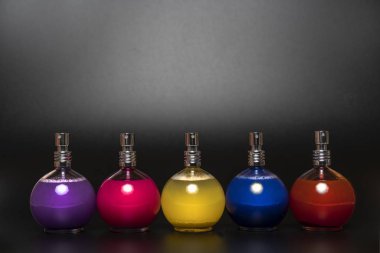 sıvı içeren bazı cam şişelerde renkli