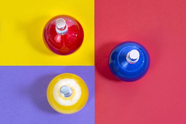 sıvı içeren bazı cam şişelerde renkli