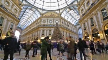 Milan, İtalya. 2 Ocak 2019. Vittorio Emanuele II Galerisi içinde Noel tatilinde yürüyüş insanlar bir zaman atlamalı görünümü...