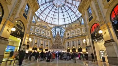 Milan, İtalya. 2 Ocak 2019. Vittorio Emanuele II Galerisi içinde Noel tatilinde yürüyüş insanlar bir zaman atlamalı görünümü...
