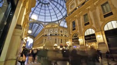 Milan, İtalya. 2 Ocak 2019. Vittorio Emanuele II Galerisi içinde Noel tatilinde yürüyüş insanlar bir zaman atlamalı görünümü...