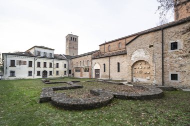 Sesto al Reghena, Friuli Venezia Giulia bölgesi, İtalya Ortaçağ manastır avlusunda görünümünü