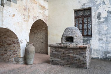 Sesto al Reghena, Friuli Venezia Giulia bölgesi, İtalya. 12 Ocak 2019. Sesto al Reghena, Friuli Venezia Giulia bölgesi, İtalya Ortaçağ manastır avlusunda eski fırın