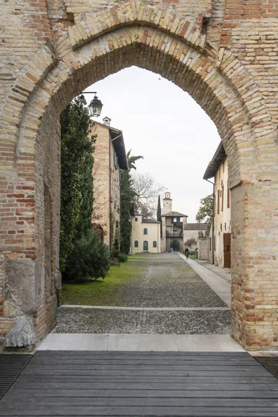 Cordovado フリウリベネチアジュリア州地域 イタリア 2019 入り口のドア 小さな町の Cordovado フリウリベネチアジュリア州の地域 イタリアの中世の城砦 — ストック写真