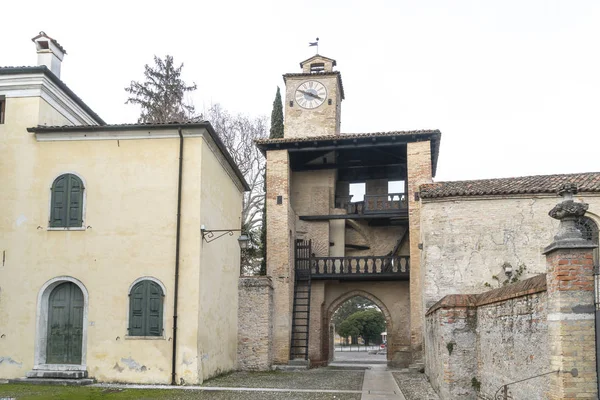 Cordovado フリウリベネチアジュリア州地域 イタリア 2019 入り口のドア 小さな町の Cordovado フリウリベネチアジュリア州の地域 イタリアの中世の城砦 — ストック写真