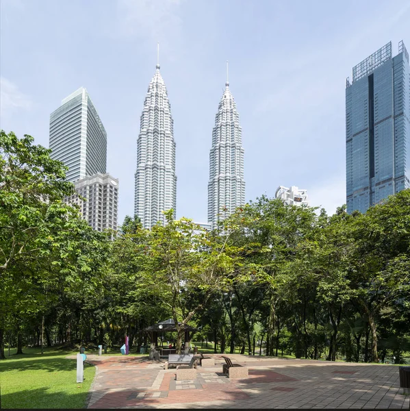 クアラルンプール マレーシア 2019 ペトロナス タワーはクアラルンプール マレーシアの背景と Klcc 公園の眺め — ストック写真