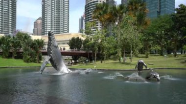 Kuala Lumpur, Malezya. Ocak 2019. Kuala Lumpur, Malezya Klcc park ağaçların arasından göl