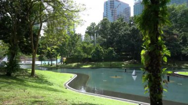 Kuala Lumpur, Malezya. Ocak 2019.the Gölü Klcc park Kuala Lumpur, Malezya ağaçların arasından