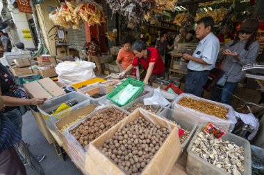 Kuala Lumpur, Malezya. Ocak 2019 tezgahları Kuala Lumpur adlı Çin mahallesindeki sokak gıda