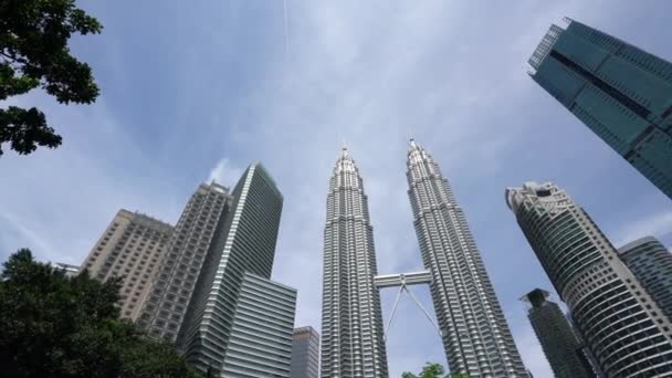 クアラルンプール マレーシア 2019 クアラルンプール マレーシアの高層ビルの間のペトロナス ツイン タワー — ストック動画
