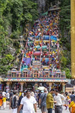 Kuala Lumpur, Malezya. Ocak 2019. kulları üzerinde tapınak Batu mağaraları, Kuala Lumpur, Malezya, merdiven, kalabalık