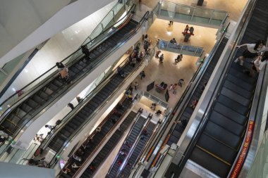 Kuala Lumpur, Malezya. Ocak 2019. Suria alışveriş merkezi Kuala Lumpur, Malezya içinde yürüyen merdiven görünümünü