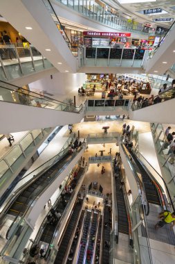 Kuala Lumpur, Malezya. Ocak 2019. Suria alışveriş merkezi Kuala Lumpur, Malezya içinde yürüyen merdiven görünümünü