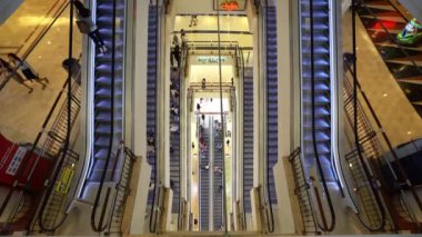 Kuala Lumpur, Malezya. Ocak 2019. Kuala Lumpur Suria Klcc alışveriş merkezinde yürüyen merdiven.