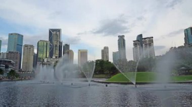 Kuala Lumpur, Malezya. Ocak 2019. Klcc park Kuala Lumpur gökdelenler göl,