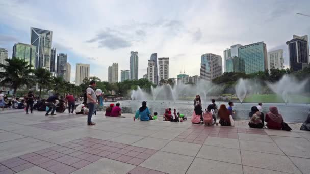 马来西亚吉隆坡 2019年1月 湖通过吉隆坡的 Klcc 公园的摩天大楼 — 图库视频影像