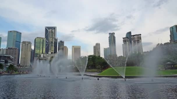 クアラルンプール マレーシア 2019 クアラルンプール Klcc 公園の高層ビルを抜けて湖畔 — ストック動画