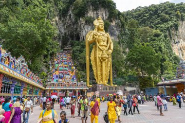 Kuala Lumpur, Malezya. Ocak 2019. Batu mağaraları tapınakları büyük merdiven önünde kare Panoraması