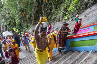Kuala Lumpur, Malezya. Ocak 2019. Batu mağaraları, tapınaklar önde gelen uzun merdiven tırmanmak sadık