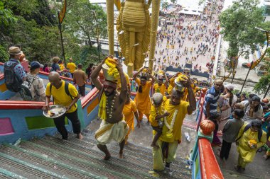 Kuala Lumpur, Malezya. Ocak 2019. Batu mağaraları, tapınaklar önde gelen uzun merdiven tırmanmak sadık