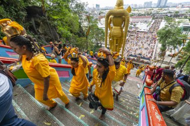 Kuala Lumpur, Malezya. Ocak 2019. Batu mağaraları, tapınaklar önde gelen uzun merdiven tırmanmak sadık