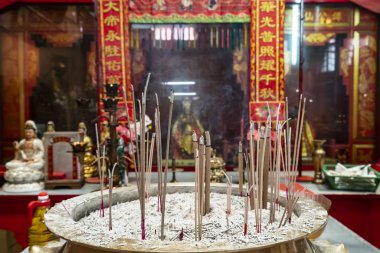 Kuala Lumpur, Malezya. Ocak 2019. Günah Sze Si Ya tapınak bir sunak yanan tütsü sopa