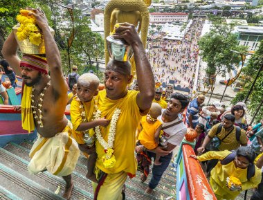Kuala Lumpur, Malezya. Ocak 2019. Batu mağaraları, tapınaklar önde gelen uzun merdiven tırmanmak sadık