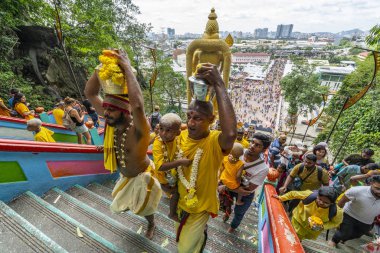 Kuala Lumpur, Malezya. Ocak 2019. Batu mağaraları, tapınaklar önde gelen uzun merdiven tırmanmak sadık