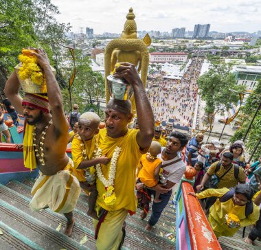 Kuala Lumpur, Malezya. Ocak 2019. Batu mağaraları, tapınaklar önde gelen uzun merdiven tırmanmak sadık