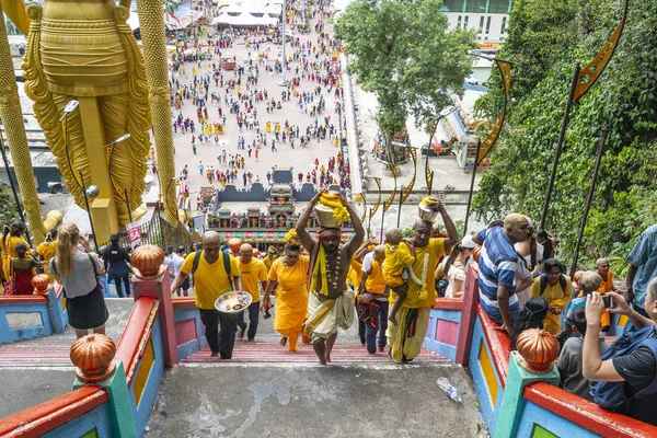 Kuala Lumpur, Malezya. Ocak 2019. Batu mağaraları, tapınaklar önde gelen uzun merdiven tırmanmak sadık