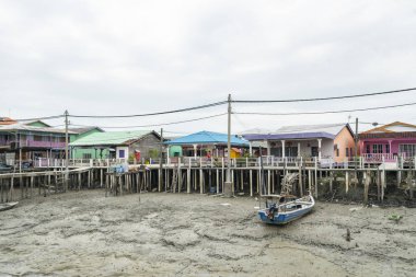 Pulau Ketam Adası, Malezya. Ocak 2019. evler stilts arasındaki düşük gelgit sırasında alt dinlenme tekneler