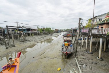 Pulau Ketam Adası, Malezya. Ocak 2019. evler stilts arasındaki düşük gelgit sırasında alt dinlenme tekneler