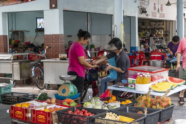 プラウ Ketam マレーシア 2019 Paople 食品市場でショッピングをします — ストック写真