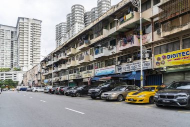 Kuala Lumpur, Malezya. Ocak 2019. mütevazı evler ve modern binalar arasındaki kontrast