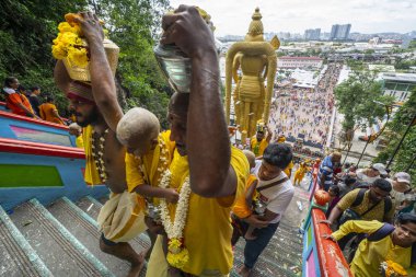 Kuala Lumpur, Malezya. Ocak 2019. Batu mağaraları, tapınaklar önde gelen uzun merdiven tırmanmak sadık