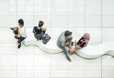 Kuala Lumpur, Malezya. Ocak 2019. Suria alışveriş merkezi avluda oturan insanlar. 