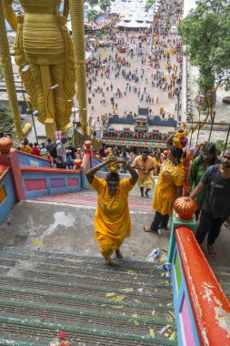 Kuala Lumpur, Malezya. Ocak 2019. Batu mağaraları tapınakları uzun merdiven üzerinde sadık yükselişi