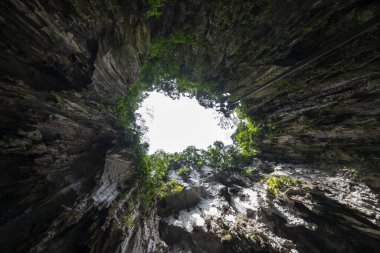 Kuala Lumpur, Malezya. Ocak 2019, Batu Mağaralarının tavanındaki delikten gökyüzü manzarası