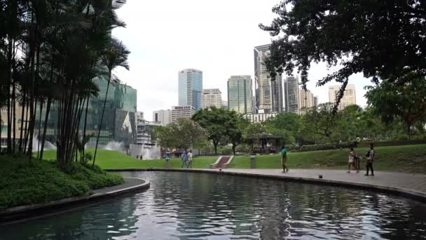 马来西亚吉隆坡 2019年1月 通过马来西亚吉隆坡 Klcc 公园的树木的湖 — 图库视频影像