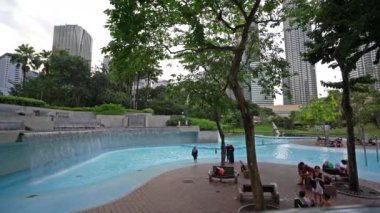 Kuala Lumpur, Malezya. Ocak 2019. bir havuzu arasında şelaleler Klcc Park Kuala Lumpur, Malezya