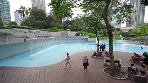 Kuala Lumpur Malásia Janeiro 2019 Uma Piscina Entre Cachoeiras Parque — Vídeo de Stock