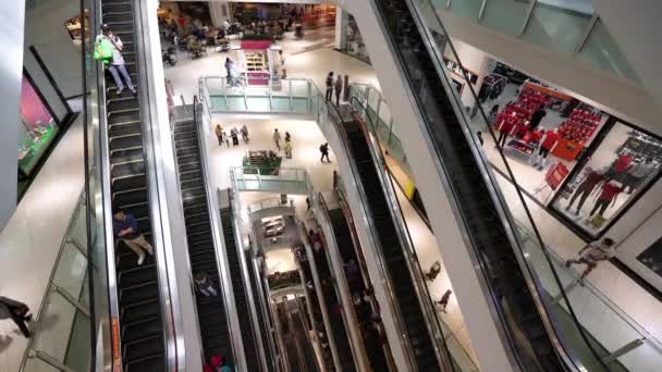 马来西亚吉隆坡 2019年1月 苏里亚购物中心内的自动扶梯 — 图库视频影像