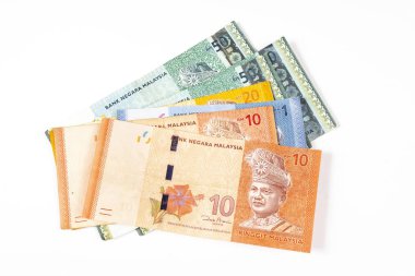 Beyaz bir yüzey üzerine bazı Malezya Halkaları banknotları