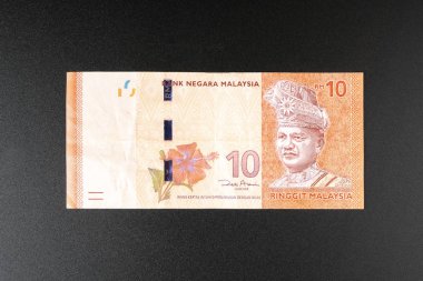 Siyah bir yüzey üzerinde 10 Malezya Halkası banknotu